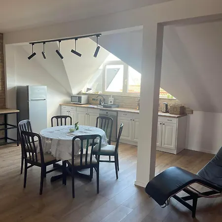 Hotello Apartmanhaz Es Panzio Lägenhet