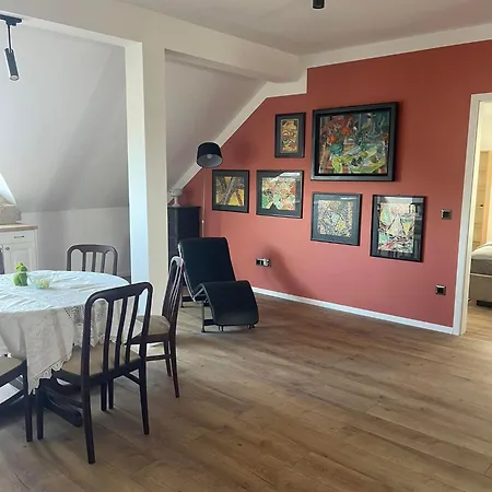 Hotello Apartmanhaz Es Panzio Lägenhet